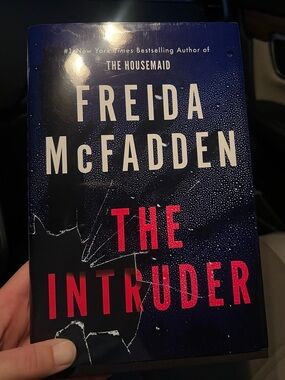 Freida McFadden — The Intruder - Hardcover